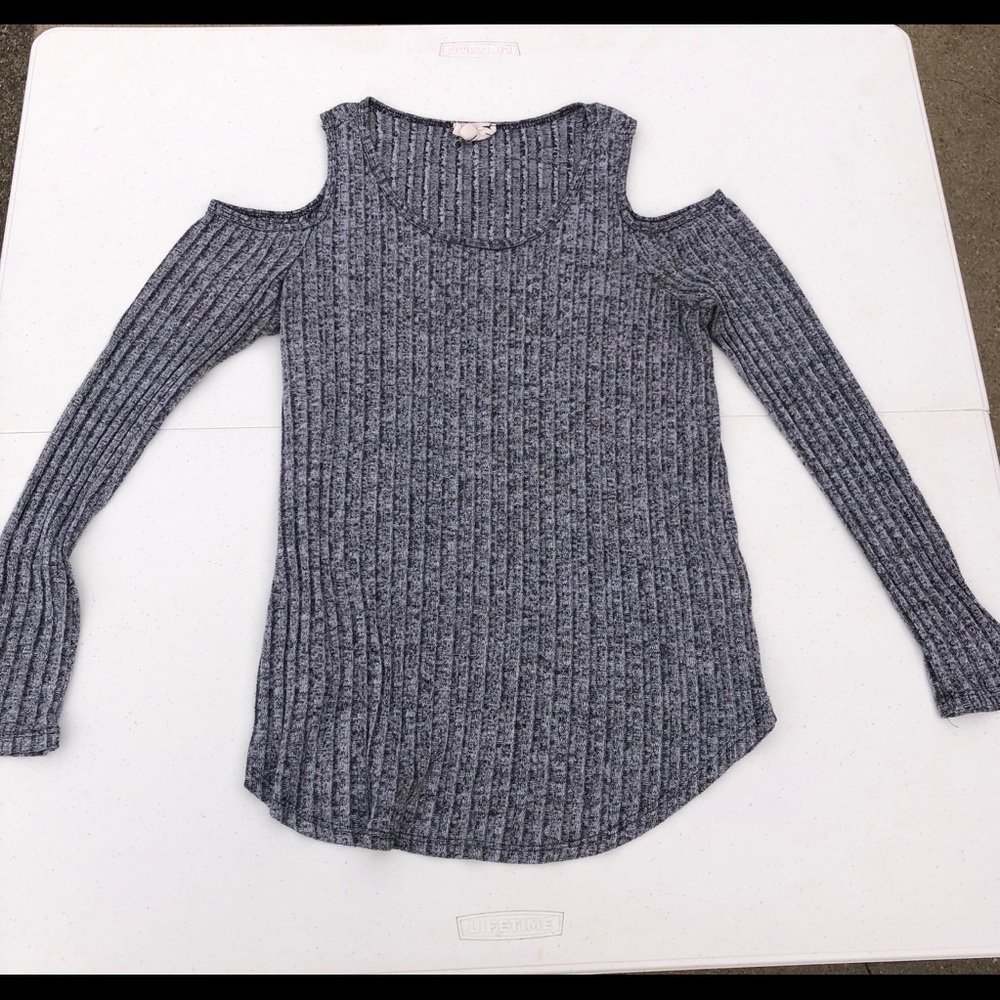 Cut-out long sleeve